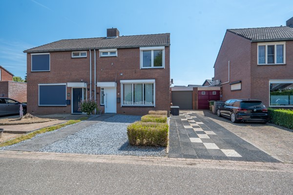 Instapklare moderne tweekapper, 3 slaapkamers, ruime woonkamer met open keuken, fijne tuin met overkapping en garage. 